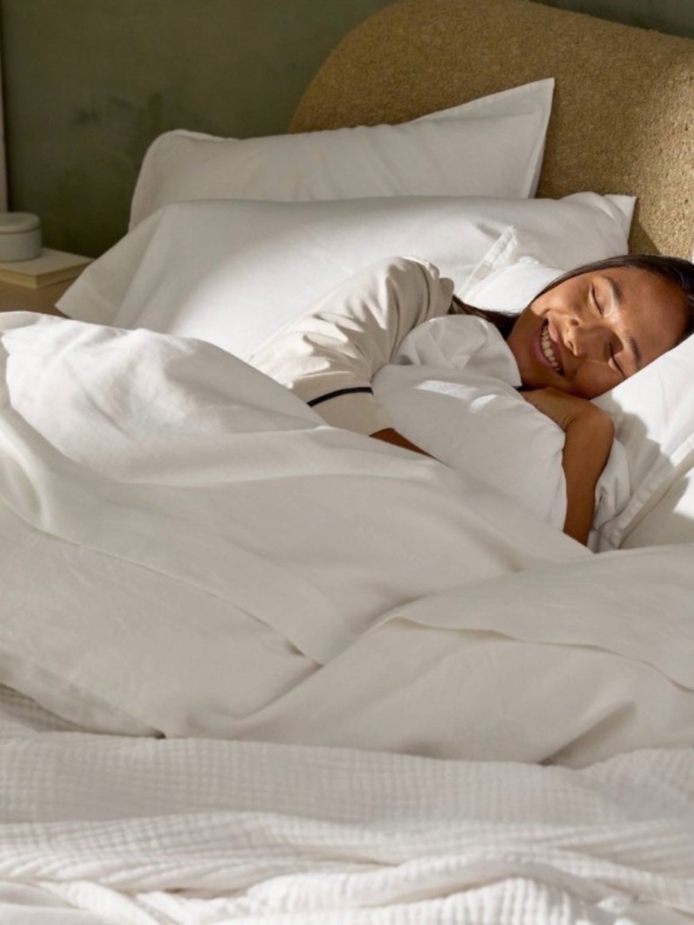 Parachute Queen Relaxed Linen Sheet Set in White - Picture 3 of 5